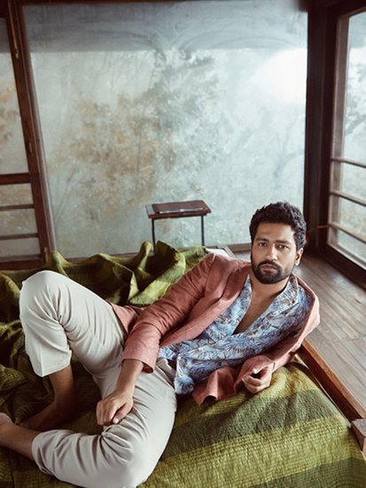 विकी कौशल के फ्लैट की फर्श पर वुडेन वर्क किया हुआ है।