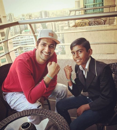 विकी कौशल ने एक इंटरव्यू में बताय़ा था कि उनका बचपन बेहद साधारण तरीके से बीता है। वह मुंबई में ही 10 बाई 10 की खोली में रहते थे।