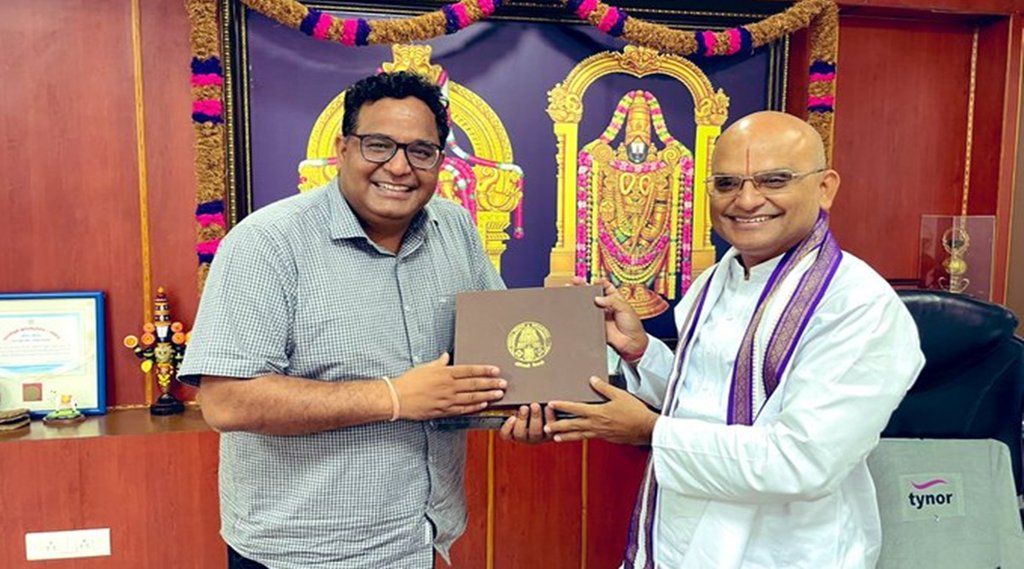तिरुमाला तिरुपति बोर्ड के पदाधिकारी के साथ पेटीएम के संस्थापक विजय शेखऱ। फोटो- उनके ट्विटर हैंडल से