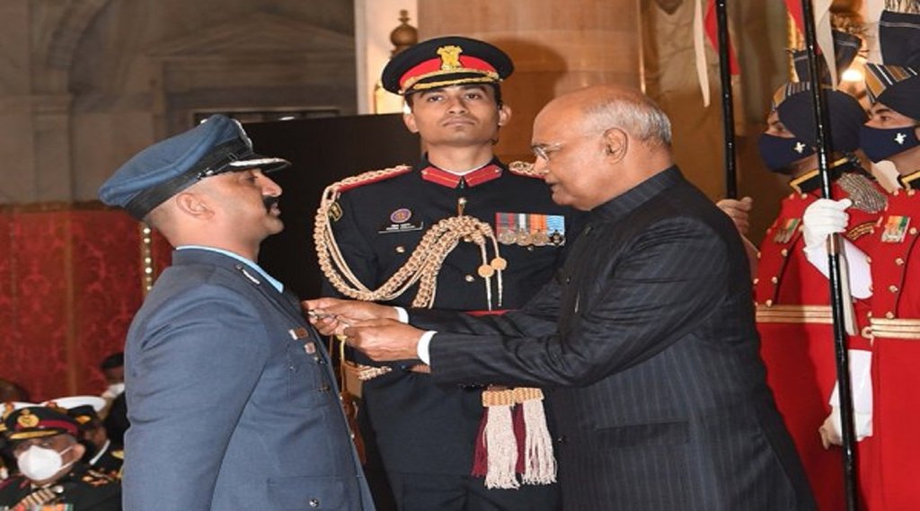 President Kovind presents Vir Chakra to Wing Commander (now Group Captain) Varthaman Abhinandan (Pic- Pres of India)