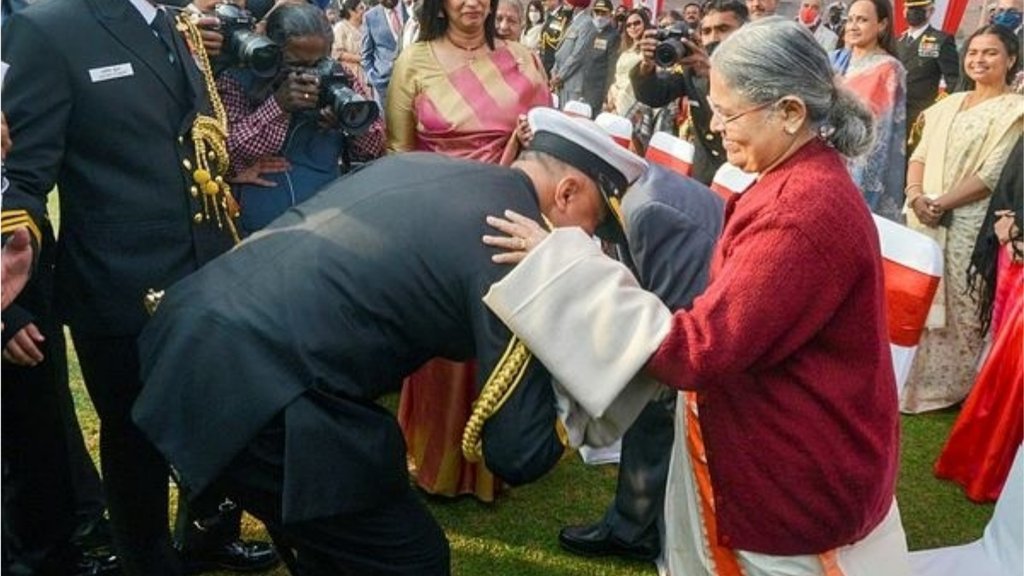 पदभार सम्मेलन के बाद नौसेना प्रमुख एडमिरल हरि कुमार ने अपनी मां का पैर छूकर आशीर्वाद लिया। (फोटो: पीटीआई)
