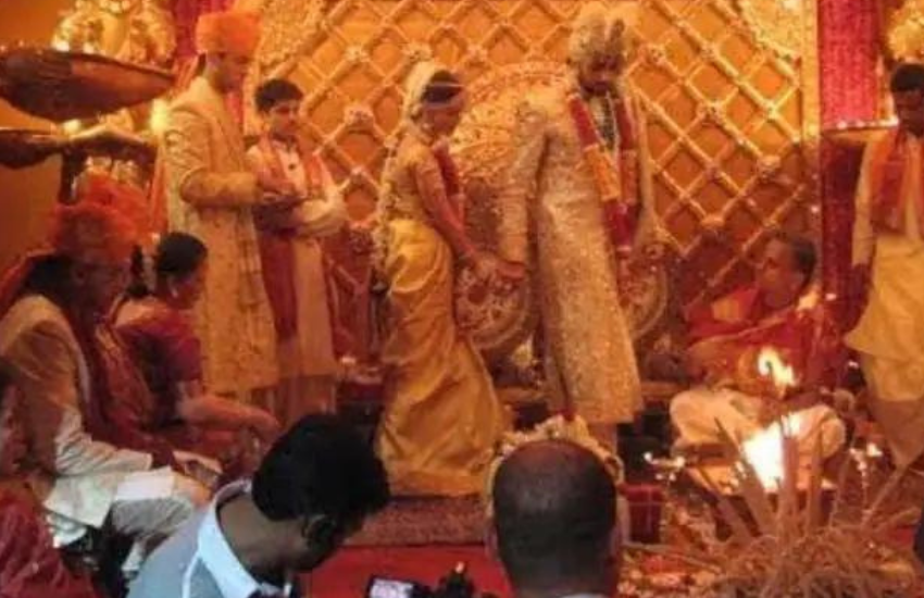 फेरों के समय अभिषेक ने ऐश का हाथ पकड़ कर सात वचन लिए थे।