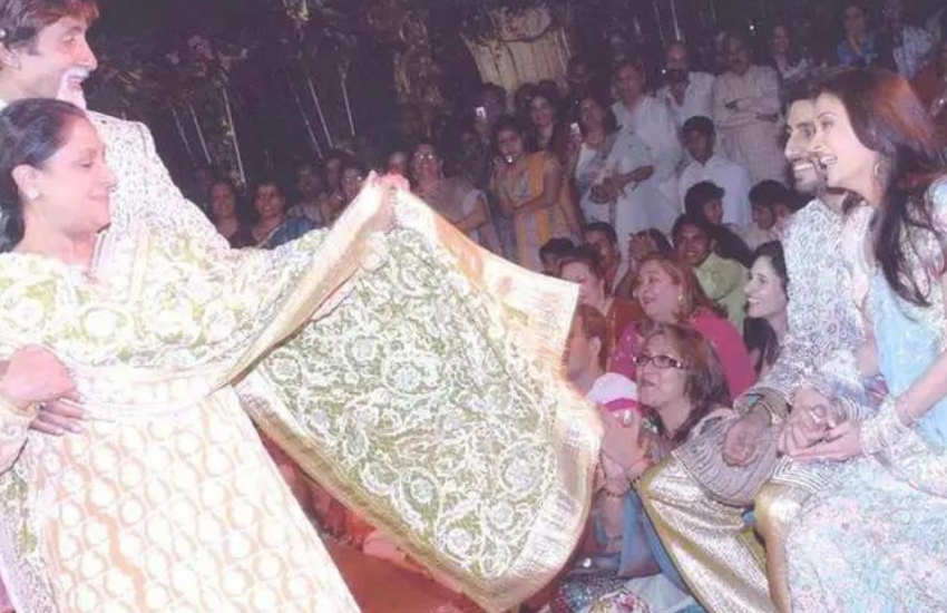 संगीत की रात जया बच्चन और अमिताभ बच्चन ने अपना स्पेशल डांस प्रेजेंट किया था और उनकी मस्ती में अभिषेक और ऐश भी खिलखिला पड़े थे।