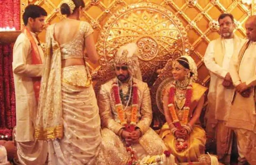 ऐश ने अपनी शादी में कांजीवम गोल्डन साड़ी पहनी थी। वहीं अभिषेक क्रीम कलर के सूट में नजर आए थे। सराफा पहने अभिषेक मंडप में बैठे थे।