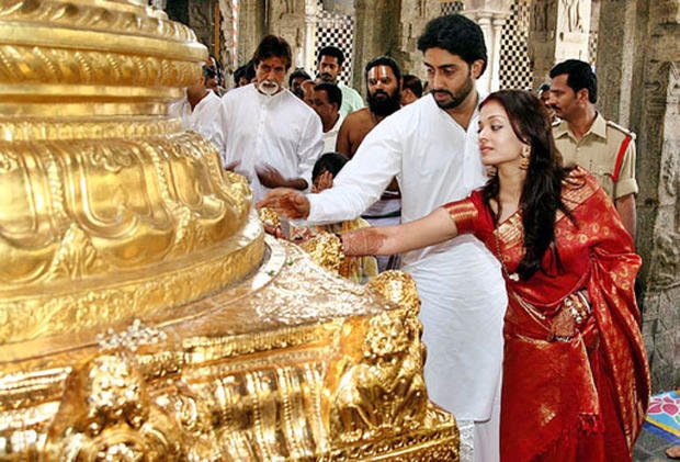 शादी की सभी रस्में पूरी होने के बाद ऐश्वर्या परिवार के साथ पहली बार तिरुपति बालाजी पूजा करने पहुंची थीं। ऐश ने तब लाल जरी पट्टू साड़ी पहनी थी जिसके साथ उन्होंने कोई ज्वैलरी तो नहीं पहनी थी।