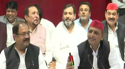 यूपी चुनाव से ऐन पहले अखिलेश यादव ने लॉन्च किया अपना इत्र, सपा MLC का दावा- इसमें है समाजवाद की खुशबू