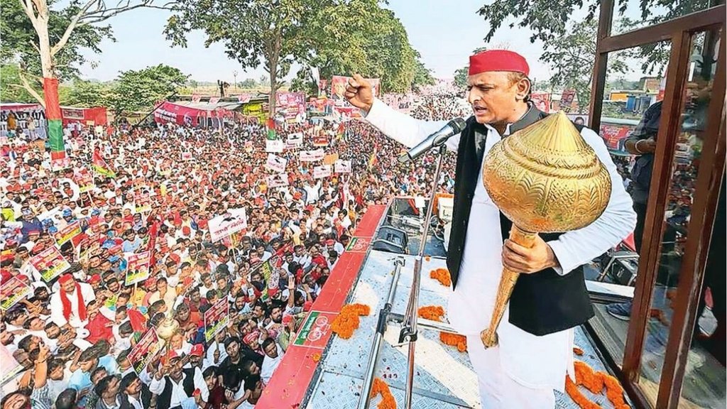 गोरखपुर में अखिलेश यादव ने कहा कि अब योगी आदित्यनाथ के मुख्यमंत्री आवास छोड़ने का समय आ गया है। (फोटो: पीटीआई)