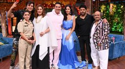 ये है सीनियर की रिस्पेक्ट! कपिल शर्मा शो पर अक्षय कुमार ने की शिकायत तो कैटरीना कैफ ने छू लिए पैर; देखें Video