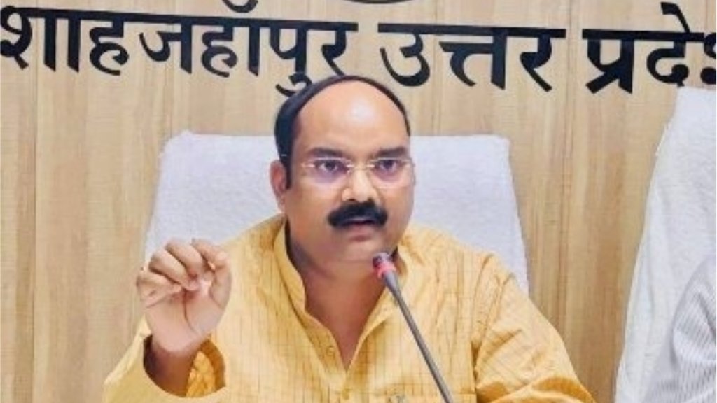 शाहजहांपुर में खिलाड़ियों ने पुरस्कार राशि नहीं मिलने पर भाजपा सांसद अरुण कुमार सागर को बंधक बना लिया। (फोटो: ट्विटर/ @arunksagarbjp)