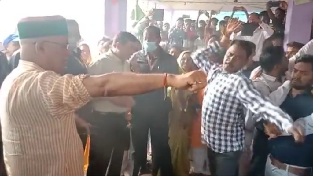 छत्तीसगढ़ के दुर्ग जिले में गोवर्धन पूजा के अवसर पर सोटे का वार सहते सीएम बघेल (फोटो: ट्विटर/ bhupeshbaghel)