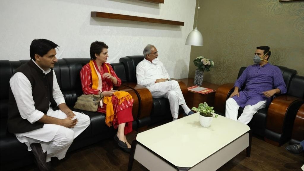रविवार को लखनऊ एयरपोर्ट पर रालोद नेता जयंत चौधरी और कांग्रेस महासचिव प्रियंका गांधी के बीच मुलाक़ात हुई। इस दौरान दीपेंद्र सिंह हुड्डा और भूपेश बघेल भी मौजूद थे। (फोटो: ट्विटर/Benarasiyaa ) 