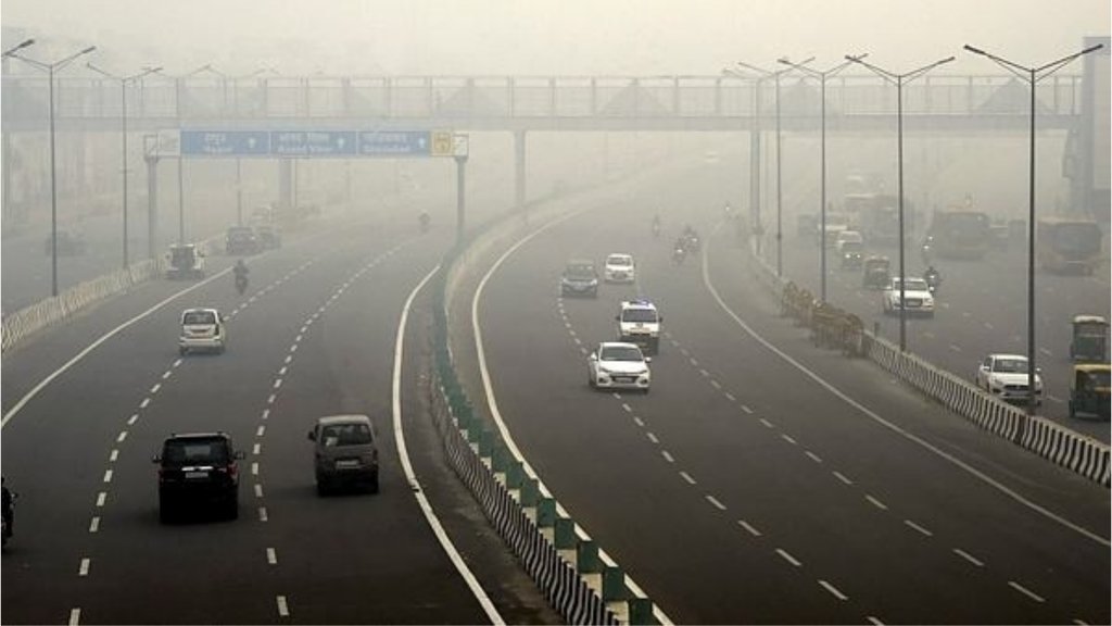 प्रदूषण की वजह से दिल्ली में एक हफ्ते के लिए स्कूलों को बंद कर दिया गया है। (फोटो: पीटीआई)