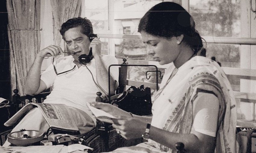 जब्बर पटेल के निर्देशन में बनी मराठी फिल्म सिंहासन राजनीति पर आधारित कमाल की फिल्म है।