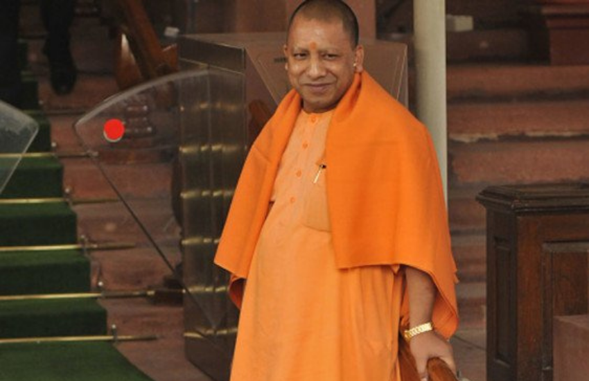 योगी ने एक इंटरव्यू में बताया था कि घटना उनके छात्र दिनों की है। वह दस दिनों तक एक ही कपड़े में बिताए थे, लेकिन घर जाने से वह डरते रहे थे। इसे भी पढ़ें-योगी आदित्यनाथ के जनता दरबार में लोगों के कंधे पर सुरक्षाकर्मी क्यों रखते हैं हाथ? जानें वजह