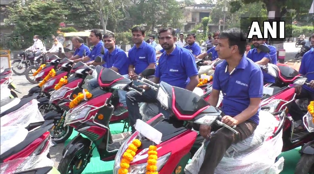 सूरत की कंपनी ने दिवाली पर अपने कर्मचारियों को गिफ्ट में दिए Electric Scooter (Photo- ANI)