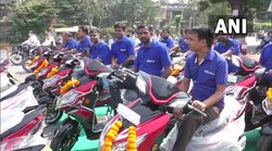 सूरत की कंपनी ने दिवाली पर अपने कर्मचारियों को गिफ्ट में दिए Electric Scooter, जानें क्‍यों लिया यह फैसला