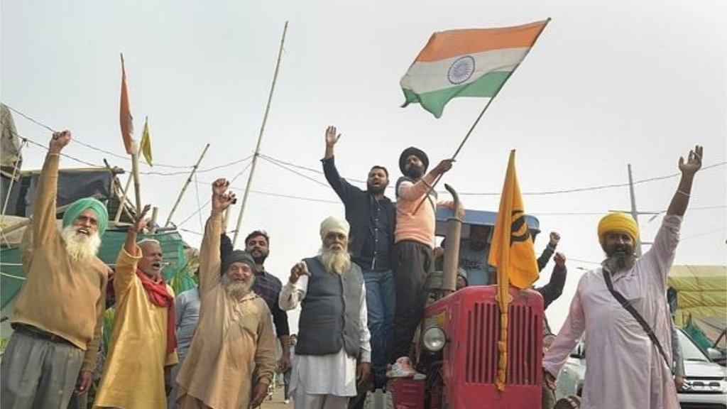 कृषि कानून रद्द करने का ऐलान होने के बाद प्रदर्शनकारी किसानों ने दिल्ली की सीमाओं पर अपनी ख़ुशी जाहिर की। (फोटो: पीटीआई)