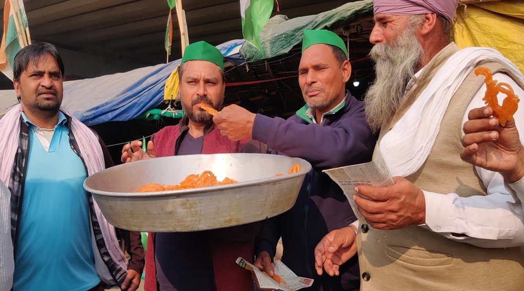 तस्वीर गाजीपुर बॉर्डर की है। क्रेडिट- ट्विटर @Iam_Ayushmann