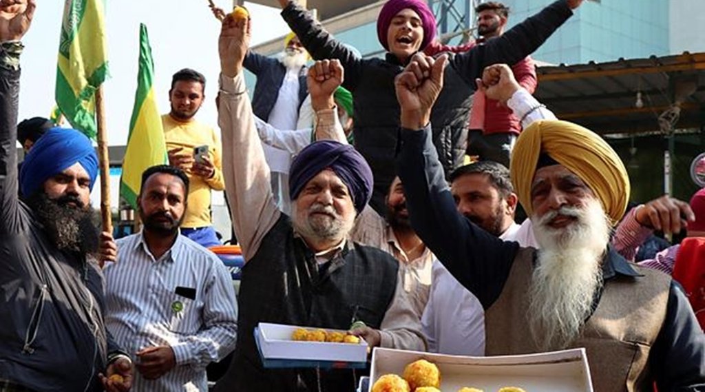 तस्वीर लुधियाना की है जहां किसान कानूनों के वापसी के ऐलान के बाद किसानों ने जश्न मनाया था। फोटो- एक्सप्रेस @ गुरमीत सिंह तस्वीर लुधियाना की है जहां किसान कानूनों के वापसी के ऐलान के बाद किसानों ने जश्न मनाया था। फोटो- एक्सप्रेस @ गुरमीत सिंह