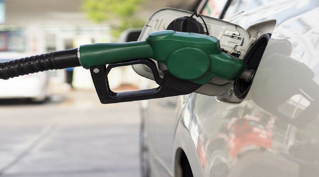 Fuel Save Tips: आप भी अपने वाहन में फ्यूल की कर सकते हैं बचत, बस ये करना होगा काम (File Photo)