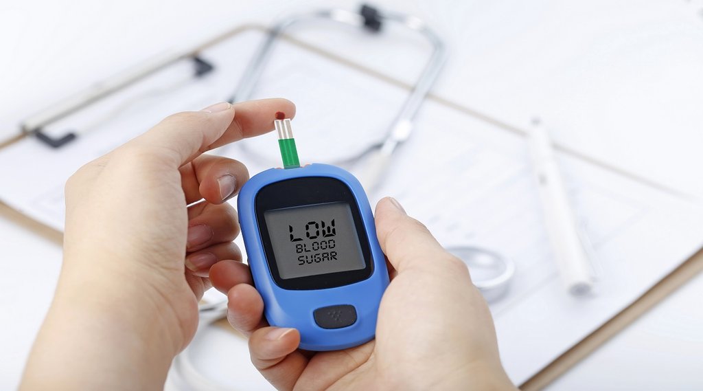 hand-holding-blood-glucose-meter-measuring-blood-sugar