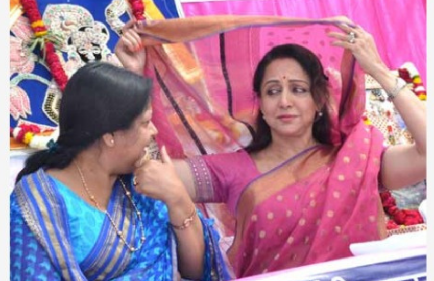 हेमा ये सवाल सुनते ही हंस पड़ी और अपनी साड़ी का पल्ला अपने सिर पर रखते हुए दूसरी तरफ इशारा कर कहा कि नगर पालिका अध्यक्ष ही हेमा मालिनी हैं।