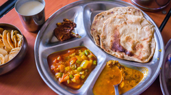 ट्रैक पर लौट रहा Indian Railways IRCTC: मुसाफिरों को रास न आया ‘रेडी टू ईट’ खाना, जल्द मिलेगा पका भोजन