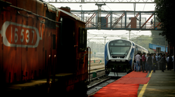 Indian Railways IRCTC एक अप्रैल तक चलाएगा ये चार ट्रेनें, नए साल में Vande Bharat Express भी लाएगा