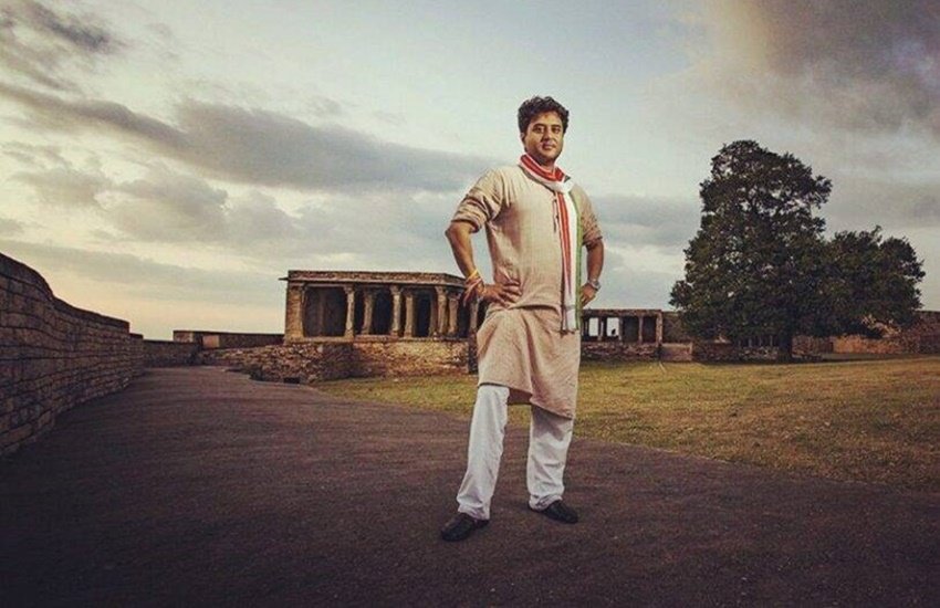 Jyotiraditya Scindia: केंद्रीय मंत्री ज्योतिरादित्य सिंधिया देश के चर्चित नेता हैं। मशहूर सिंधिया राजपरिवार से संबंध रखने वाले ज्योतिरादित्य सिंधिया अपने पिता माधवराव सिंधिया (Madhavrao Scindia) के निधन के बाद राजनीति में आए थे। ज्योतिरादित्य की दोनों बुआ यशोधरा राजे (Yashodhara Raje) और वसुंधरा राजे (Vasundhara Raje) भी भारतीय राजनीति के चर्चित नाम हैं। ज्योतिरादित्य का जन्म 1 जनवरी 1971 को मुंबई में हुआ था। ज्योतिरादित्य सिंधिया बॉलीवुड की इन 7 मशहूर शख्सियतों संग अपना बर्थडे शेयर करते हैं।  