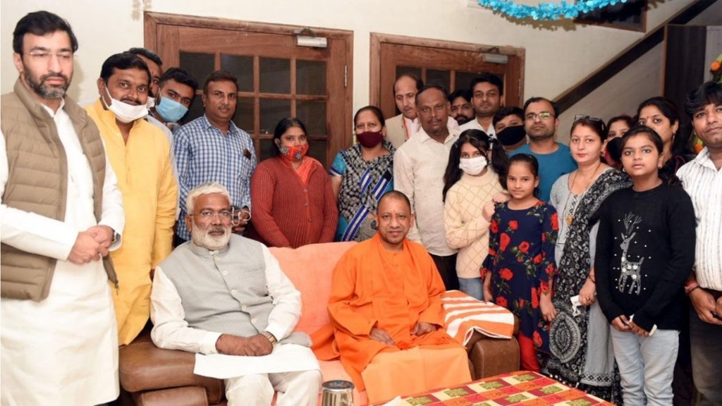 सोमवार को उत्तरप्रदेश के मुख्यमंत्री योगी आदित्यनाथ ने कैराना से पलायन कर वापस लौटे लोगों से मुलाक़ात की। (फोटो: ट्विटर/ BJP4UP)