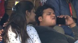 क्रिकेट मैच के दौरान गुटखा खाने वाले जिस शख्स का वीडियो हुआ वायरल, हाथ में पोस्टर ले निकला कानपुर का युवक