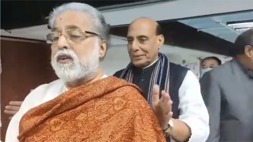 सर्वदलीय बैठक के बाद तृणमूल सांसद सुदीप बंदोपाध्याय के कंधे पर हाथ रखते राजनाथ सिंह (फोटो: सोशल मीडिया)