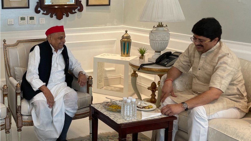 पिछले दिनों कुंडा से विधायक राजा भैया ने सपा संरक्षक मुलायम सिंह यादव से मुलाक़ात की। (फोटो: ट्विटर/ raghuraj_bhadri)