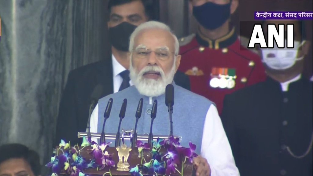 संविधान दिवस कार्यक्रम के दौरान प्रधानमंत्री मोदी ने कहा कि पारिवारिक पार्टियां लोकतंत्र के प्रति आस्था रखने वाले लोगों के लिए चिंता का विषय है। (फोटो: एएनआई)