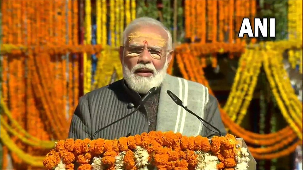 शुक्रवार को केदारनाथ पहुंचे पीएम मोदी ने कहा कि आने वाला दशक उत्तराखंड का है। (फोटो: एएनआई) शुक्रवार को केदारनाथ पहुंचे पीएम मोदी ने कहा कि आने वाला दशक उत्तराखंड का है। (फोटो: एएनआई)