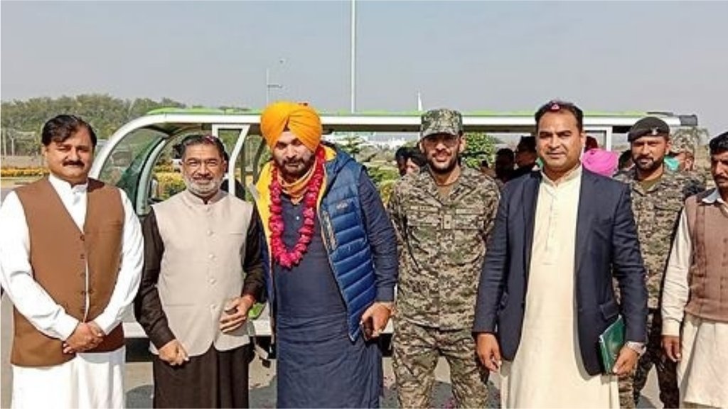 शनिवार को पाकिस्तान के करतारपुर स्थित गुरूद्वारे पहुंचे पंजाब कांग्रेस अध्यक्ष नवजोत सिंह सिद्धू (फोटो: पीटीआई) शनिवार को पाकिस्तान के करतारपुर स्थित गुरूद्वारे पहुंचे पंजाब कांग्रेस अध्यक्ष नवजोत सिंह सिद्धू (फोटो: पीटीआई)
