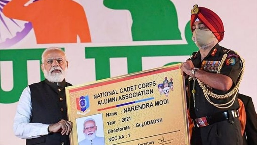 झांसी में राष्ट्र रक्षा समर्पण पर्व के मौके पर प्रधानमंत्री मोदी को एनसीसी की तरफ से पहला एलुमनी सदस्यता कार्ड दिया गया। (फोटो; पीटीआई)