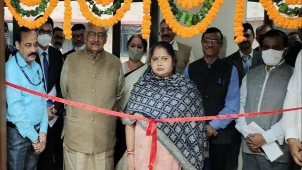 बीते दिनों राष्ट्रीय मानवाधिकार आयोग के सेमिनार हॉल का उद्घाटन सुप्रीम कोर्ट के पूर्व जज के बजाय हाउसकीपिंग स्टाफ से करवाया गया। (फोटो: एएनआई) 