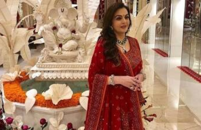 नीता अंबानी के पास साड़ियों का वाइड कलेक्शन है, लेकिन उनके पास डिजाइनर सूट भी कम नहीं। शरारा से लेकर अनराकली सूट तक नीता पहने कई बार नजर आ चुकी हैं। तो चलिए आज नीता के इस सूट कलेक्शन पर एक नजर डालें।