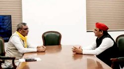 अखिलेश यादव के नेता बोले – BJP की तरह SP में नहीं होती सौदेबाजी, सुधांशु त्रिवेदी ने ओपी राजभर का नाम ले किया पलटवार