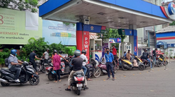 दिल्ली में शुल्क कटौती के बाद पेट्रोल पर कुल टैक्स घटकर 50%, डीजल पर हुआ 40%