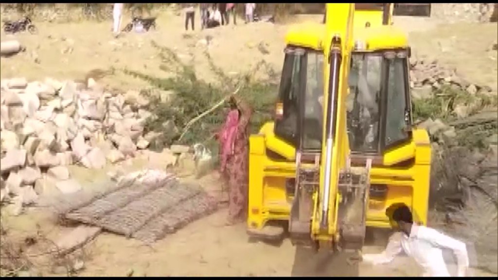 राजस्थान के बाड़मेर में एक जमीन विवाद में एक महिला के ऊपर जेसीबी चढ़ाने की कोशिश की गई। (फोटो: एएनआई)