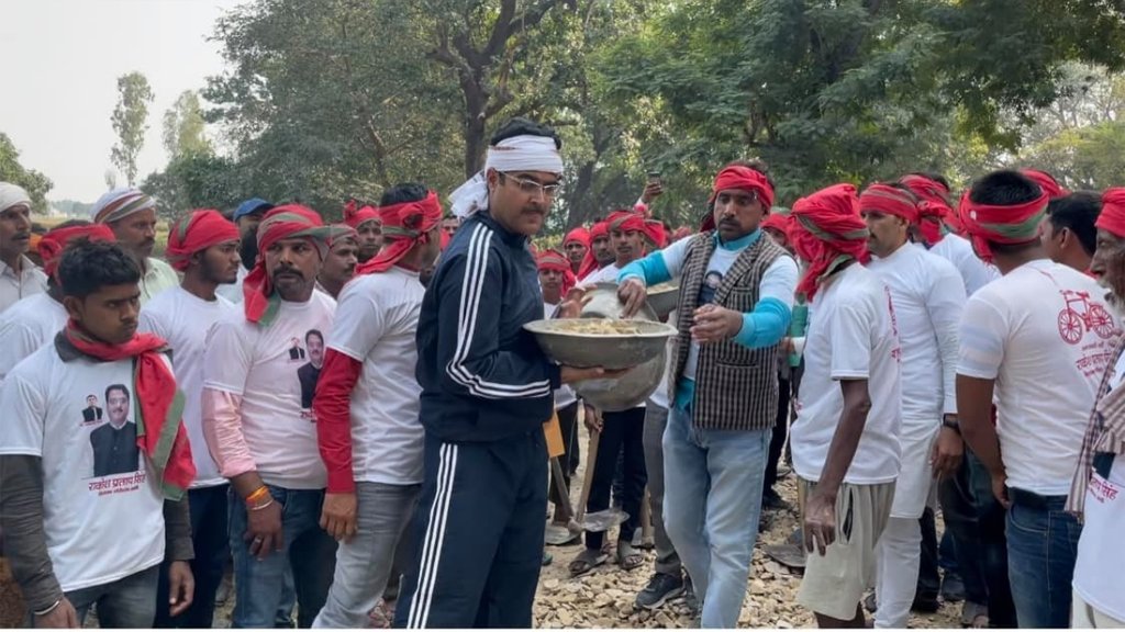 अमेठी के गौरीगंज के विधायक पद से इस्तीफा देने के बावजूद जब सड़कों का निर्माण कार्य शुरू नहीं हुआ तो पूर्व विधायक राकेश प्रताप सिंह खुद ही सड़कों को बनाने में जुट गए। (फोटो: फेसबुक/ rpsmlagauriganj)