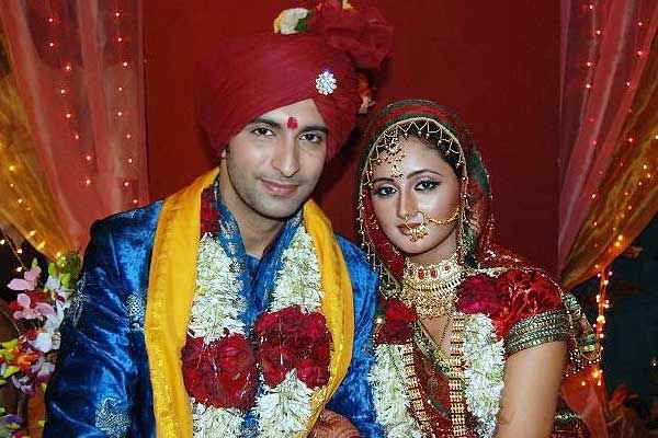 'बिग बॉस 13’ की कंटेस्टेंट रह चुकीं रश्मि देसाई ने साल 2011 में टीवी एक्टर नंदीश सिंह संधू के साथ लव मैरिज शादी की थी, लेकिन शादी के बाद से दोनों के बीच तनाव शुरू हो गया था और दोनों शादी के महज 4 साल बाद तलाक लेकर एक-दूसरे से हमेशा के लिए अलग हो गए थे। Photos: Social Media