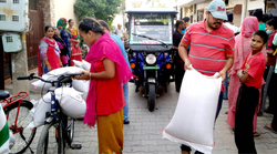 MP में टीका नहीं तो राशन नहीं, दिल्ली में शिक्षा निदेशालय बोला- एग्जाम के बीच न करें अनाज वितरण; बंगाल में “दुआरे राशन” का आगाज