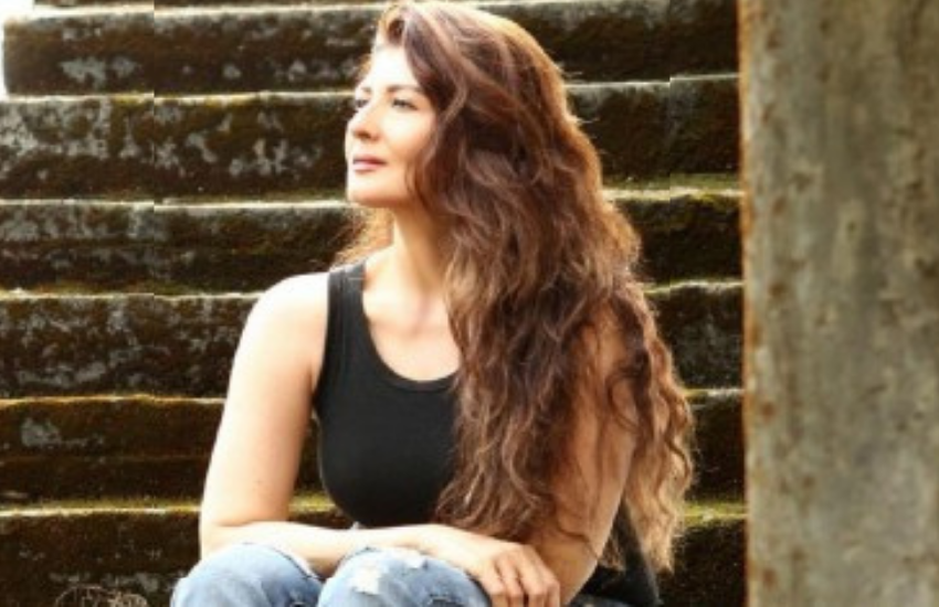 संगीता ने इसके बाद क्रिकेटर अजहरूद्दीन संग शादी कर ली थी लेकिन शादी के करीब 14 साल बाद दोनों का तलाक हो गया था।