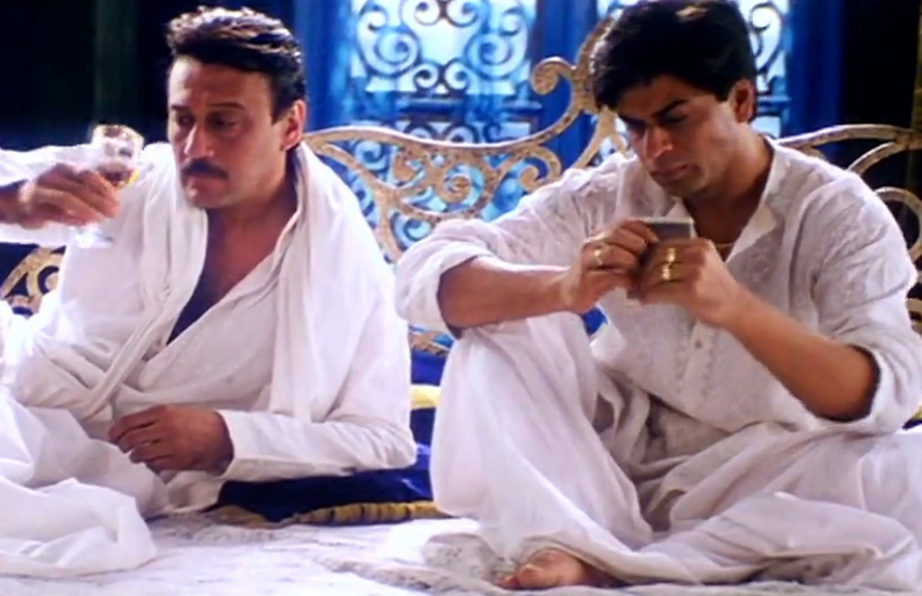 शाहरुख ने लिखा था कि 'कई सारी देर रातों…. तड़के सुबह…. मुश्‍क‍िल गति और परेशानियां। ये सब अच्‍छे रहें, क्‍योंकि खूबसूरत माधुरी दीक्षित नेने साथ थीं। बेहतरीन ऐश्वर्या राय बच्चन, हमेशा हंसमुख जैकी श्रॉफ दादा, जीवन से भरपूर किरण खेर और पूरी टीम ने इसे मास्‍टरफुल और धैर्य रखने वाले संजय लीला भंसाली के साथ पूरा किया था।