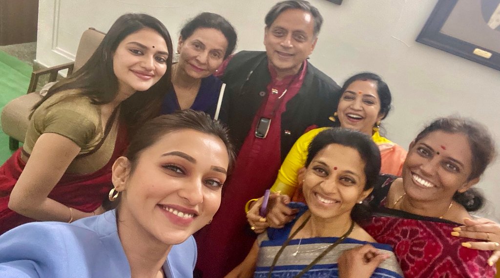 महिला सांसदों के साथ शशि थरूर की फोटो (@ShashiTharoor) महिला सांसदों के साथ शशि थरूर की फोटो (@ShashiTharoor)