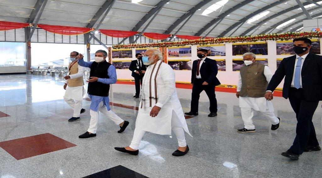सोमवार को भोपाल में आयोजित समारोह स्थल पर जाते पीएम मोदी और सीएम शिवराज सिंह चौहान। (Photo CM Twitter handle)