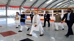 जब सीएम शिवराज सिंह चौहान को सुरक्षाकर्मी ने पीएम मोदी से पीछे चलने को कहा, सोशल मीडिया पर लोगों ने ऐसे किए कमेंट